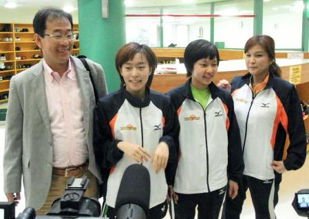 　東京国体の卓球・成年女子で優勝した山口・石川佳純（左から２人目）は家族とそろって笑顔。左端は父・公久さん、右から２人目は、妹で少年女子に出場の梨良、右端は母で成年女子の監督を務めた久美さん
