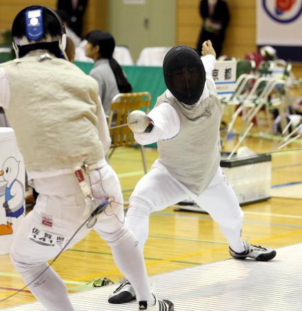 　成年男子フルーレ２回戦で佐賀県の選手と対戦する東京都の太田雄貴（右）
