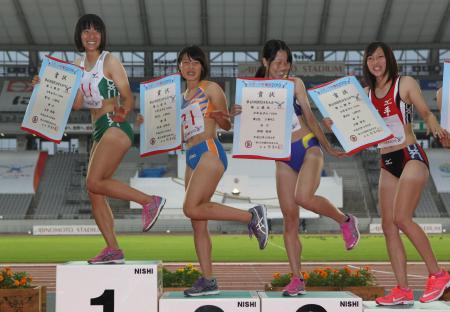 　陸上少年女子Ａ１００メートルで優勝し、表彰台の上でポーズを取る埼玉・土井杏南（左端）