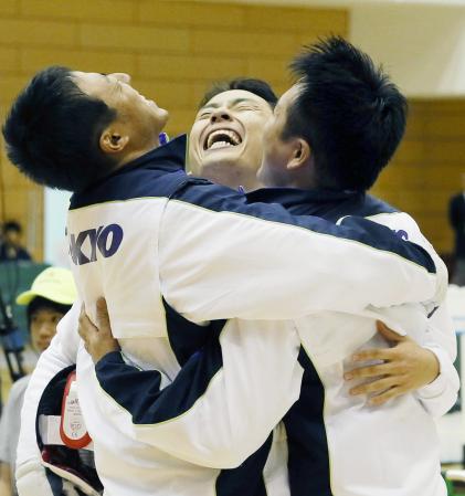 　フェンシング成年男子フルーレで優勝を決め、チームメートと喜ぶ東京・太田雄貴（中央）＝代表撮影