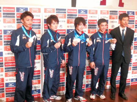 世界選手権から帰国した左から亀山、加藤、内村、白井＝都内