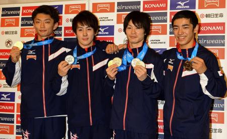 　世界選手権で獲得したメダルを披露する（左から）亀山耕平、加藤凌平、内村航平、白井健三（撮影・三好信也）