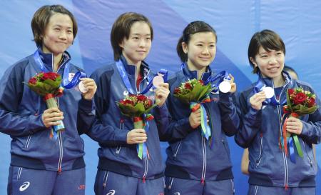　卓球女子団体で銀メダルを獲得した（左から）平野早矢香、石川佳純、福原愛、若宮三紗子の日本チーム（共同）