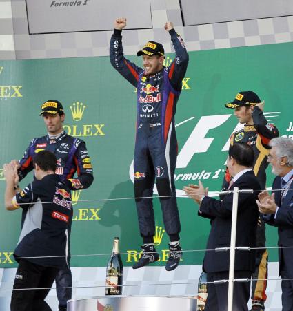 　逆転で今季９勝目を挙げ、跳びはねて喜ぶレッドブル・ルノーのセバスチャン・ベッテル（中央）＝撮影・神子素慎一