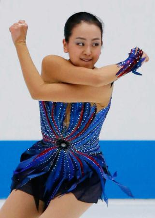 　今季初戦のジャパン・オープンで演技する浅田真央