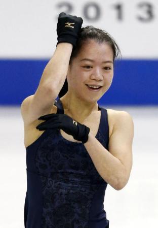 　公式練習する鈴木明子（共同）