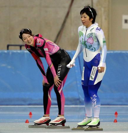 　レース後、会話する女子１５００メートル優勝の菊池彩花（左）と４位に終わった小平奈緒（撮影・飯室逸平）
