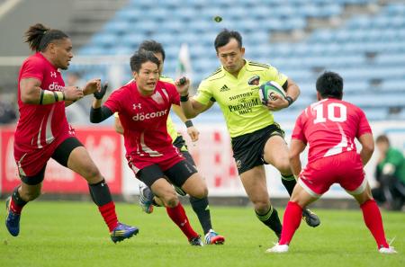 　後半、突進するサントリー・小野沢（右から２人目）