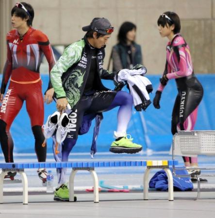 　男子５００ｍの２本目、フライングで失格となり、リンクを後にする長島圭一郎（中央）（撮影・飯室逸平）