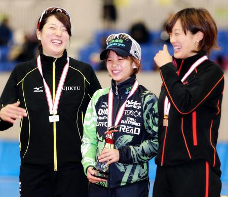 　女子３０００メートルの表彰式で笑顔を見せる（左から）２位・菊池彩花、優勝・高木菜那、３位・石澤志穂（撮影・飯室逸平）