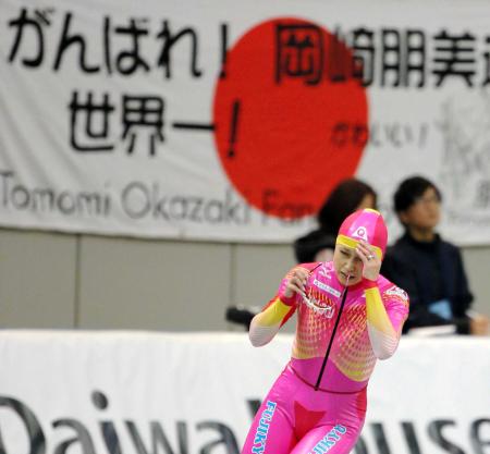 　女子５００メートルで総合６位に終わり、険しい表情を見せる岡崎朋美（撮影・飯室逸平）