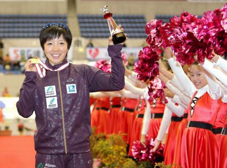 　女子１０００メートルを国内最高記録で優勝し、笑顔でトロフィーをかかげる小平奈緒（撮影・飯室逸平）