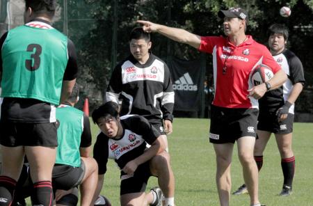 ラグビー日本代表の練習で指導するワイズマンデルＨＣ代行（右端）