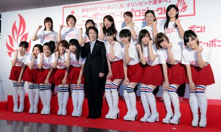 　ポーズをとるソチ五輪日本代表選手団団長の橋本聖子氏（中央）とモーニング娘。（前列）、アイスホッケー女子日本代表候補選手ら（後列）