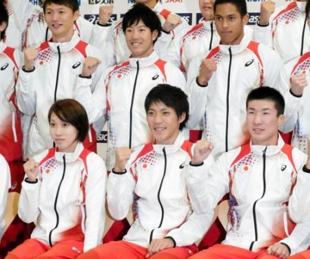 新たに発足したリレーの男女ナショナルチームとして会見に臨んだ桐生（前列右）、山県（同中央）、福島（同左）ら