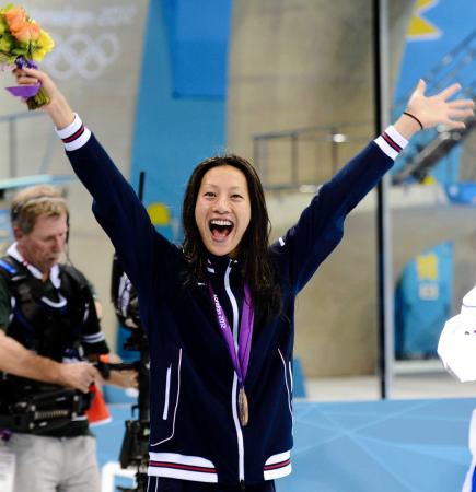 ロンドン五輪競泳女子１００メートル背泳ぎで３位になり、銅メダルを胸に笑顔満開の寺川綾＝２０１２年７月３１日
