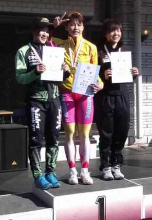 今季初表彰台に乗り、Ｖサインを示す岡崎朋美（中）、左は２位の仁科有加那、右は３位の梅川風子