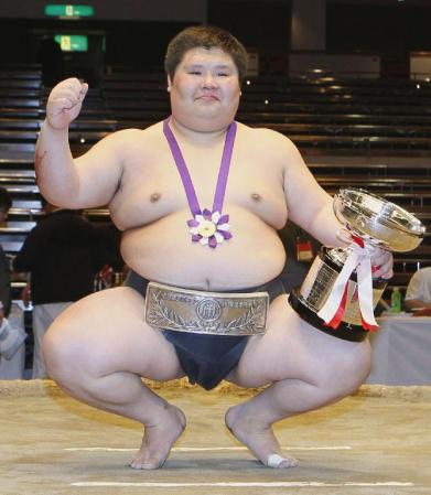 　優勝杯を手にガッツポーズの川端翔伍