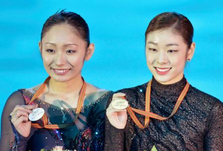 　メダルを手に笑顔の優勝したキム・ヨナ（右）と２位の安藤美姫（共同）