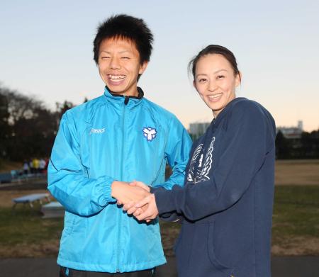　練習後、体操女子の田中理恵（右）と笑顔で握手をする日体大の服部翔大
