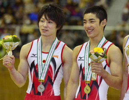 　男子床運動で優勝し、表彰式で笑顔の白井健三（右）と２位の内村航平＝豊田市総合体育館