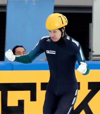 　ショートトラック男子１５００メートルで準決勝進出を決めガッツポーズする坂爪亮介（撮影・飯室逸平）