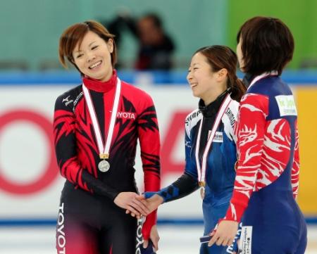 　ショートトラック女子１５００メートルで２位に入り、３位の武田仁美と笑顔で握手をかわすの伊藤亜由子（左）（撮影・飯室逸平）