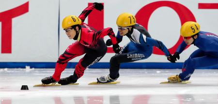 　ショートトラック男子１０００メートルで優勝した高御堂雄三（左）＝撮影・飯室逸平