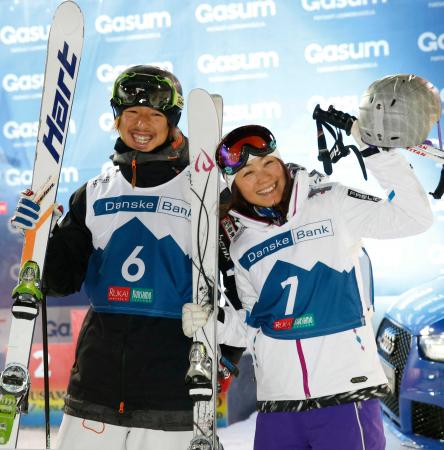 　ともに３位に入り笑顔の上村愛子（右）と遠藤尚（共同）