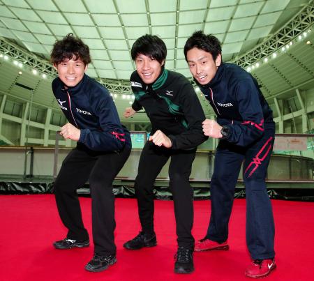 　いざソチ五輪へ-。ショートトラック男子日本代表に決まり、スタートポーズを決める（左から）高御堂雄三、坂爪亮介、坂下里士（撮影・飯室逸平）
