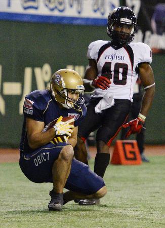 　オービック-富士通　第３クオーター、オービック・萩山がタッチダウン＝東京ドーム