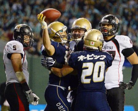 　オービック‐富士通　第３クオーター、タッチダウンを決め喜ぶオービック・萩山（左から２人目）＝東京ドーム