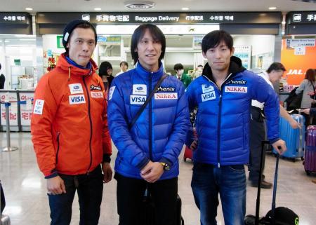 　ノルディックスキー・ジャンプＷ杯の遠征を終えて帰国した（左から）竹内択、葛西紀明、伊東大貴