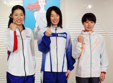 　大阪国際女子マラソンの記者会見に出席した（左から）小崎、赤羽、渡辺