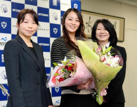 　瀬尾京子コーチ（左）、近藤典子監督（右）から花束を受け取り笑顔の田中理恵（撮影・西岡　正）
