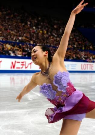 女子ＳＰで華麗な演技を見せる浅田真央＝さいたまスーパーアリーナ（撮影・飯室逸平）