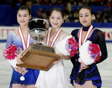 　フィギュアスケートの全日本選手権で優勝した鈴木明子（中央）、２位の村上佳菜子（左）、３位の浅田真央＝２３日、さいたまスーパーアリーナ