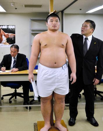 　玉ノ井親方（右）に身長を測ってもらう水田
