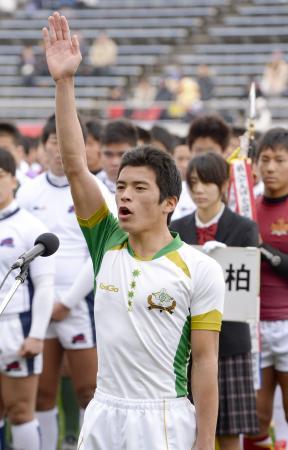 　第９３回全国高校ラグビー大会の開会式で選手宣誓する倉吉北の田中丈大主将＝花園