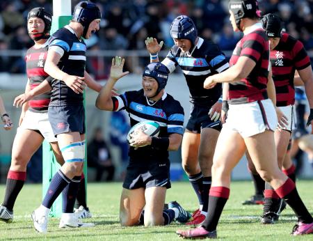 　後半、トライを決め笑顔を見せる東海大仰星・野口（中央）ら（撮影・飯室逸平）