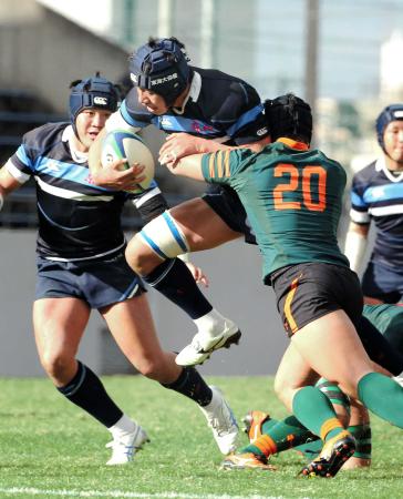 　後半、タックルをかわし突進する東海大仰星・野村