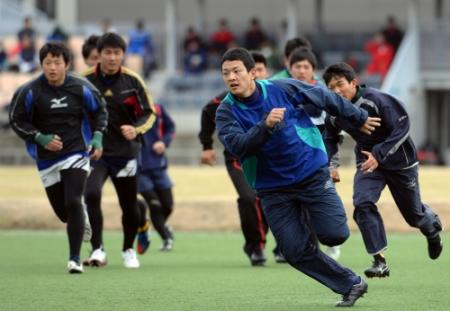 　決勝戦を前に練習で汗を流す横山（右手前）ら桐蔭学園フィフティーン
