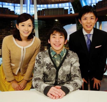 コメンテーターに初挑戦する織田信成氏（中央）。右はメーンキャスターの岡安譲、左は村西利恵アナ