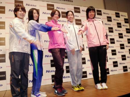 26日の大阪国際女子マラソンに向け、記者会見した招待選手の（左から）渡邊、赤羽、ガメラシュミルコ、小崎、重友＝大阪市内のホテル
