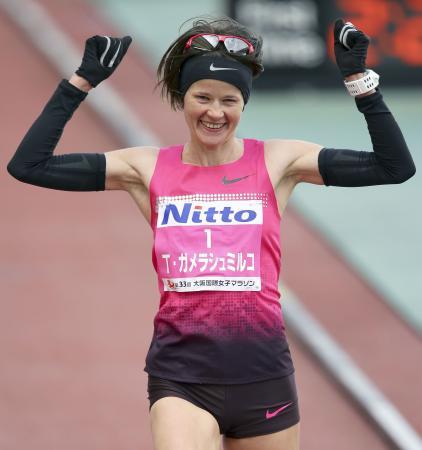 　２時間２４分３７秒でゴールし、２連覇を果たしたタチアナ・ガメラシュミルコ＝長居陸上競技場