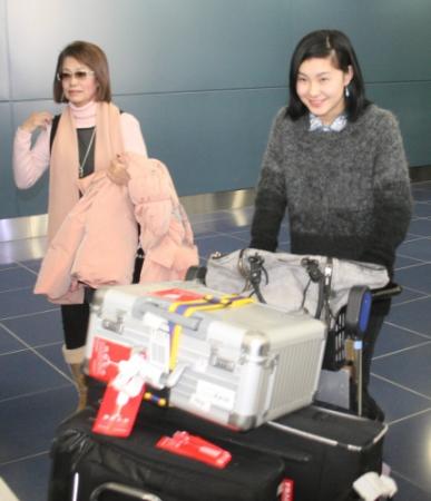 山田満知子コーチ（左）とともに帰国した村上佳菜子