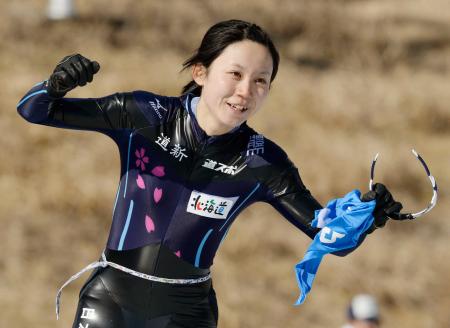 　成年女子１５００メートルで優勝し、ガッツポーズする高木美帆