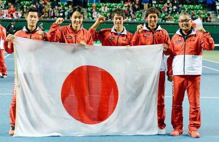 　カナダを破り準々決勝進出を決めた、日本の（左から）杉田、添田、錦織、内山、植田監督　