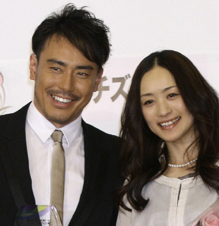 　妻の上村愛子（右）にエールを送った皆川賢太郎さん