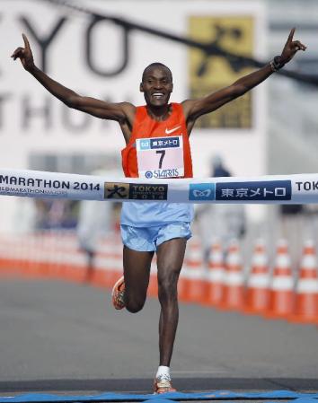 　男子で２時間５分42秒の大会新で優勝したケニアのディクソン・チュンバ